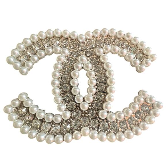 Chanel Silver Crystal CC Pearl Trimmed Brooch Winter Act II 2023 (CCXX022) - Picture 1 of 4